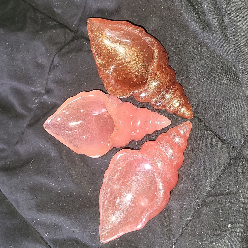 Resin seashells
